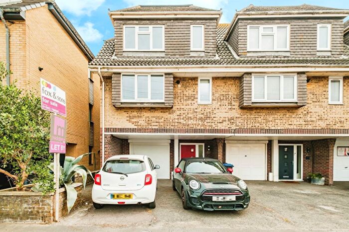 3 Bedroom Semi-Detached House For Sale In Brighton Road, Lancing, BN15