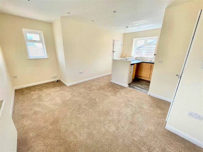 2 Bedroom Flat To Rent In Turtlegate Avenue, Withywood, Bristol BS13