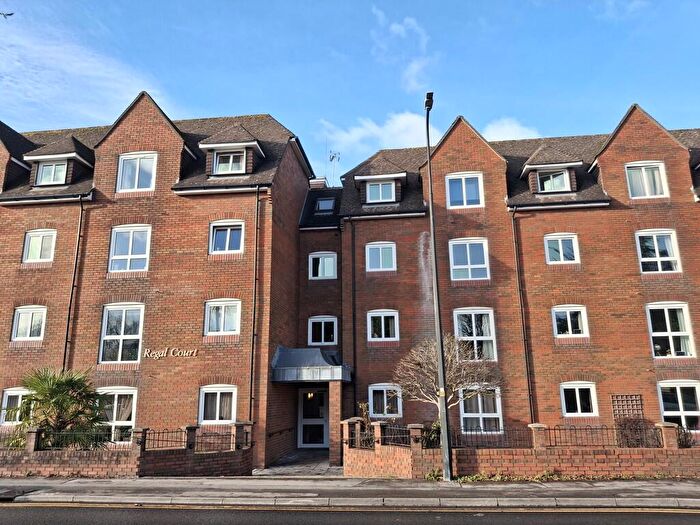 1 Bedroom Flat To Rent In Regal Court, Warminster, BA12