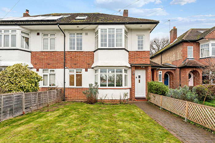 2 Bedroom Flat For Sale In Speer Road, Thames Ditton, KT7