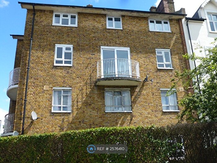 3 Bedroom Flat To Rent In Corner Of Aboyne Road, London, SW17