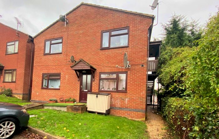 1 Bedroom Flat To Rent In Golding Close, Daventry, Northamptonshire, NN11