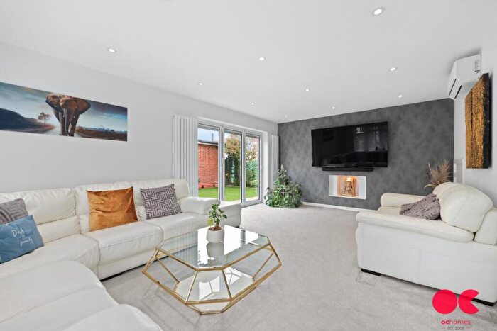 4 Bedroom Detached House For Sale In The Elkins, Romford, RM1