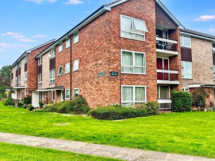 2 Bedroom Flat For Sale In Penns Lane, Walmley, Sutton Coldfield, B76