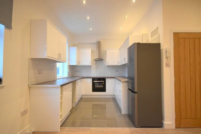 2 Bedroom Flat To Rent In Chestnut Grove, Balham, SW12