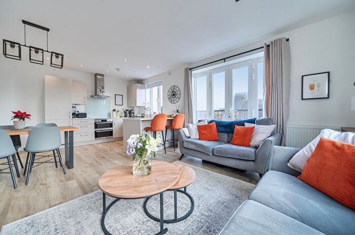 2 Bedroom Flat For Sale In Earle Crescent, Wokingham, Berkshire, RG40