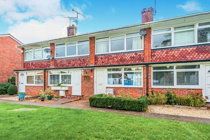 2 Bedroom End Of Terrace House To Rent In Blackbridge Lane, Horsham, RH12