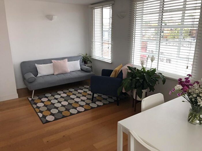 2 Bedroom Flat To Rent In Richmond, Surrey, TW9