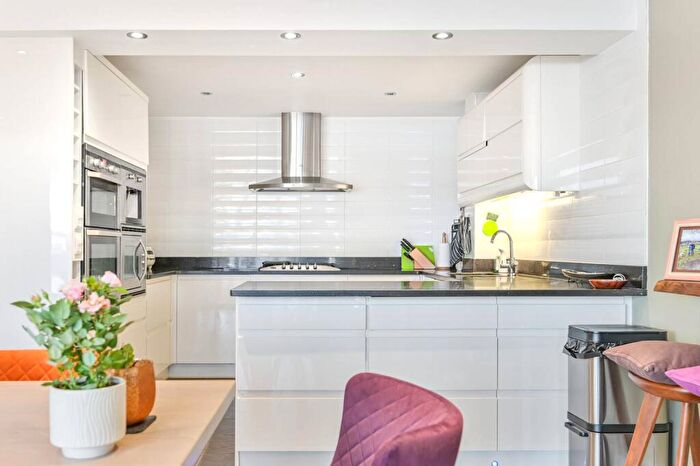 3 Bedroom Terraced House To Rent In .Rainbow Avenue, Docklands, London, E14