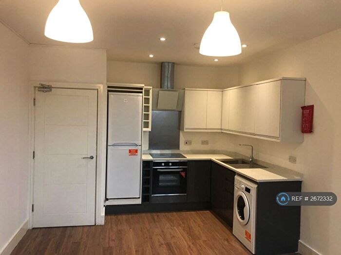 2 Bedroom Flat To Rent In Eleanor House, Waltham Cross, EN8