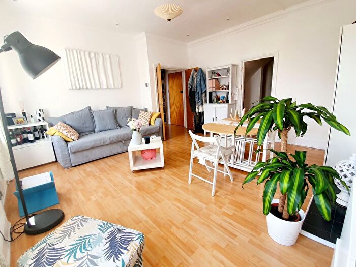 2 Bedroom Flat To Rent In Priory Road, West Hampstead, NW6