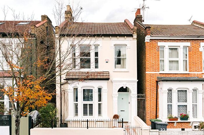 2 Bedroom Apartment For Sale In Raleigh Road, London, N8