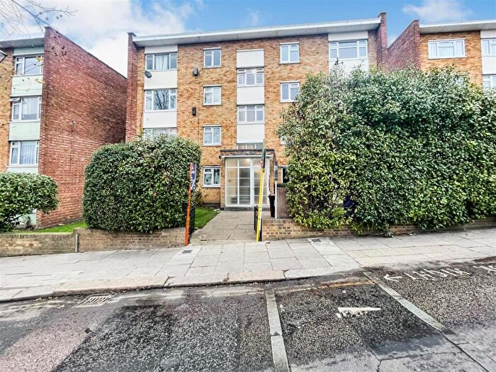 2 Bedroom Flat For Sale In St. Asaph Road, London, SE4