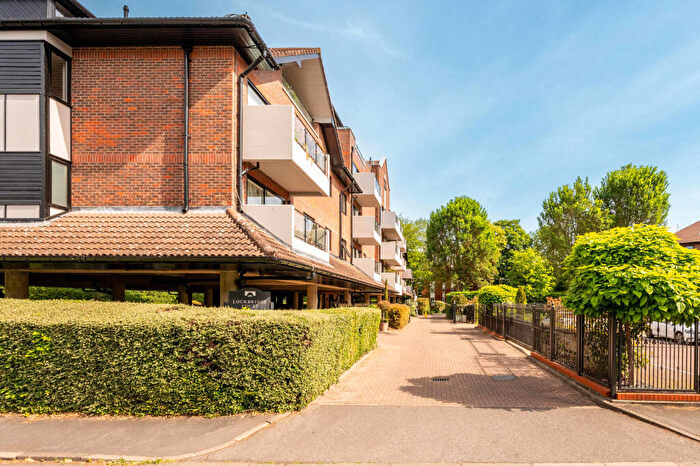2 Bedroom Flat For Sale In Lockbridge Court, Ray Park Road, Maidenhead, SL6