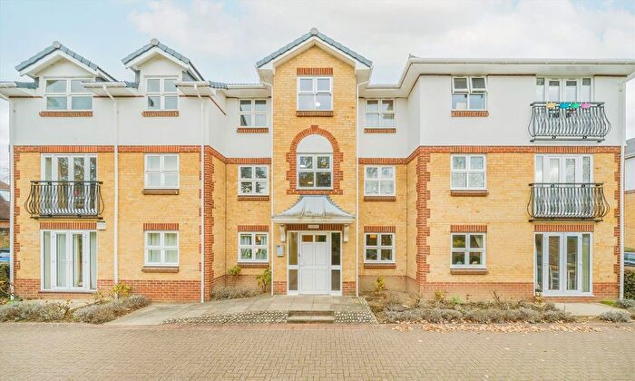 2 Bedroom Flat To Rent In Rosebank Close, Teddington, TW11