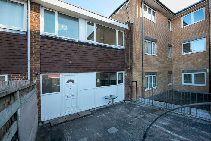 3 Bedroom Maisonette To Rent In Jansel Square, Bedgrove, Aylesbury, Buckinghamshire, HP21