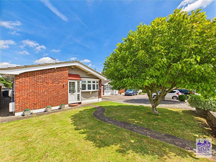 2 Bedroom Detached Bungalow For Sale In Deerhurst Close, Longfield, DA3