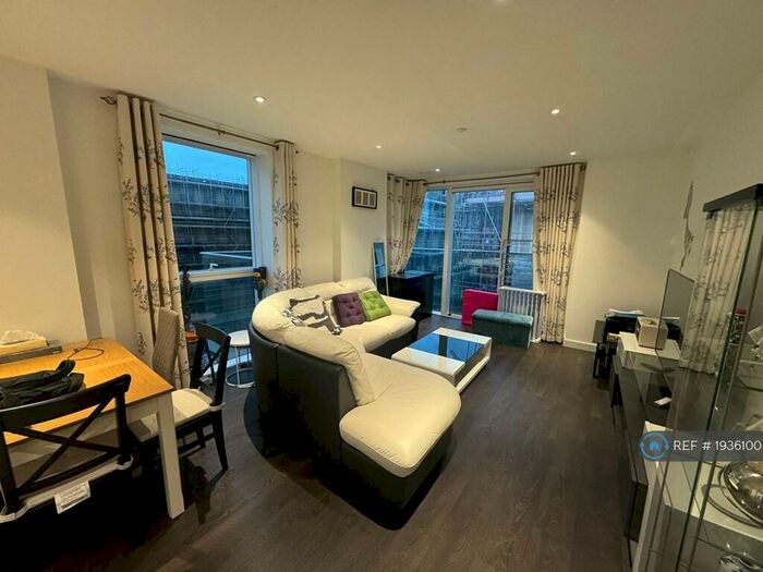 2 Bedroom Flat To Rent In Skyline Apartments, London, N4
