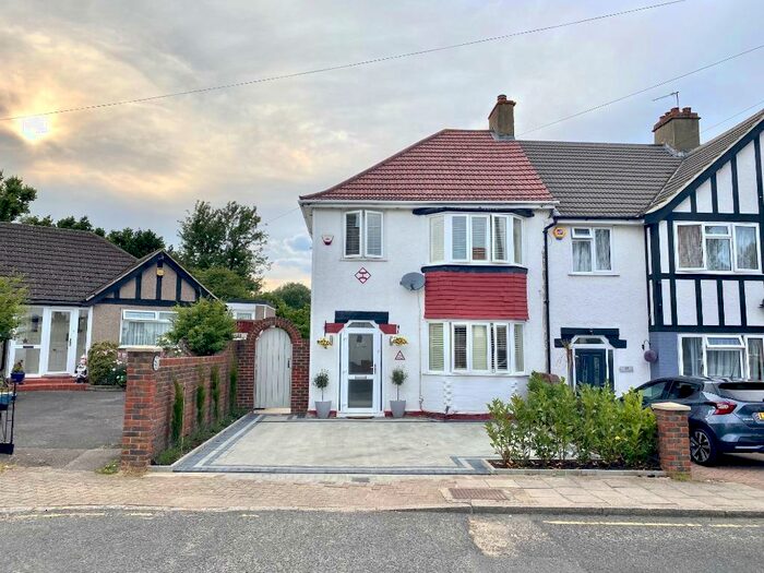 3 Bedroom Semi-Detached House To Rent In Chatsworth Avenue, Bromley, BR1