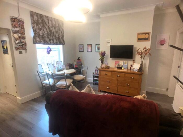 1 Bedroom Flat To Rent In Norman Place, Leeds, LS8