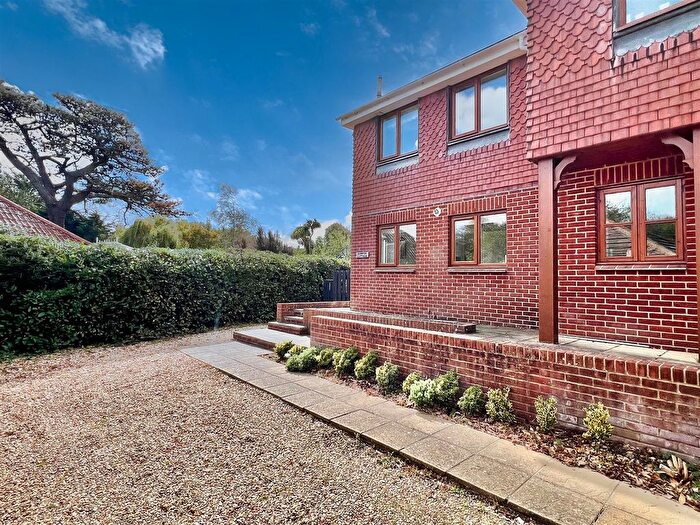 3 Bedroom End Of Terrace House For Sale In Totland Bay, Isle Of Wight, PO39