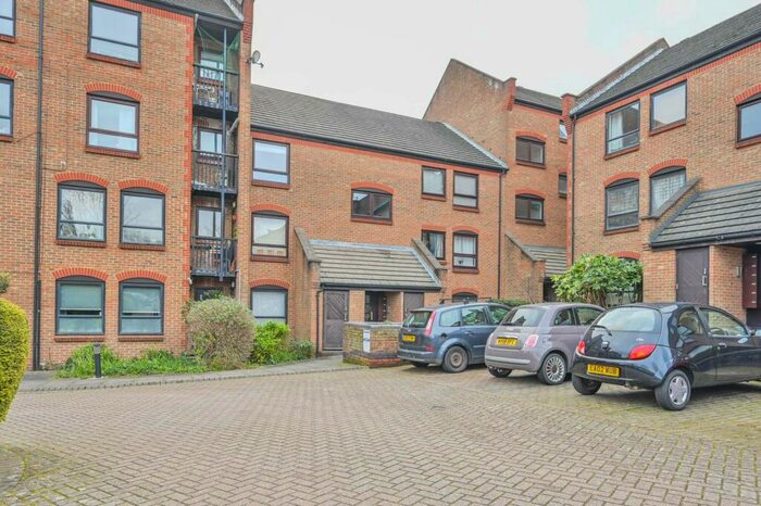 2 Bedroom Flat To Rent In Horseshoe Close, Isle Of Dogs, London, E14