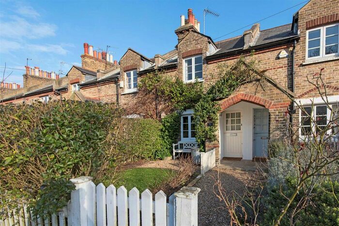 2 Bedroom Cottage To Rent In Commondale, London, SW15