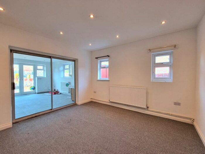 3 Bedroom Semi-Detached Bungalow To Rent In Verdale Avenue, Thurmaston, Leicester, LE4