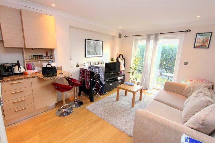 1 Bedroom Flat To Rent In Brockley Court, A River Bank, Winchmore Hill, London, N21