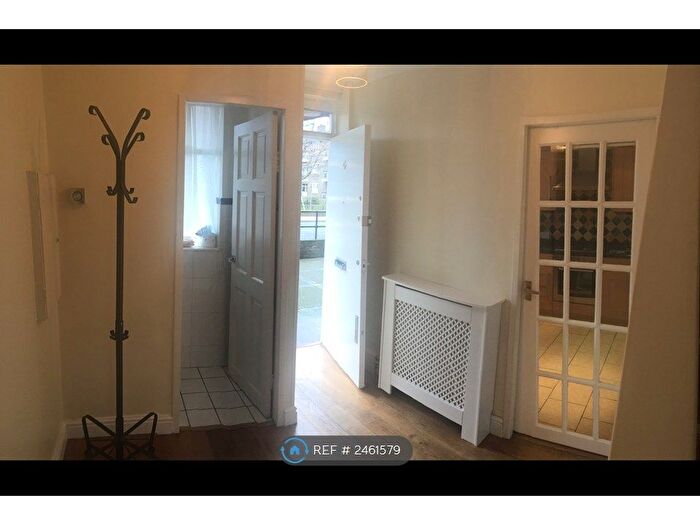 3 Bedroom Maisonette To Rent In Hector Court, Oval, London, SW9