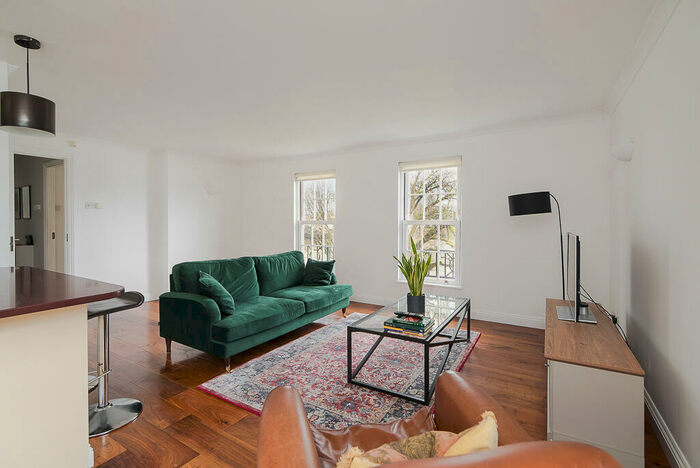 2 Bedroom Flat To Rent In Parliament Mews, SW14