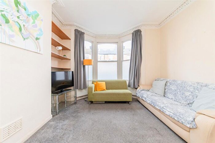 1 Bedroom Flat For Sale In Percy Road, London, N12