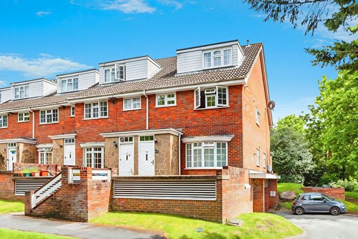 2 Bedroom Maisonette For Sale In Fairlawns, Watford, WD17