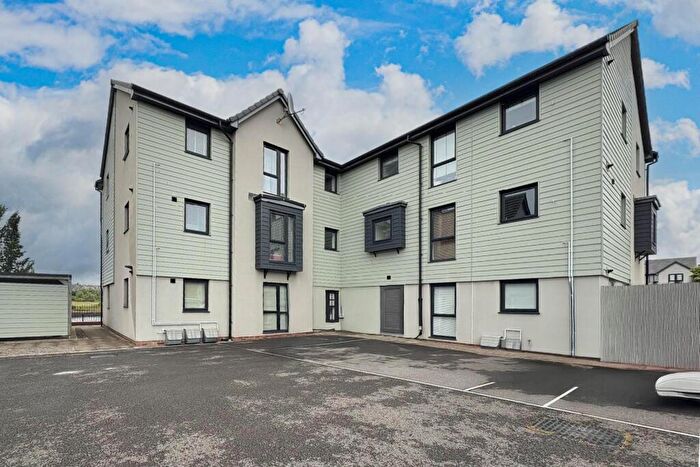 2 Bedroom Apartment To Rent In Rhodfa Cambo, Barry, CF62
