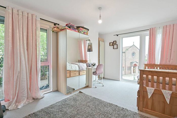 3 Bedroom Flat To Rent In Coleby House, Cricklewood, London, NW2