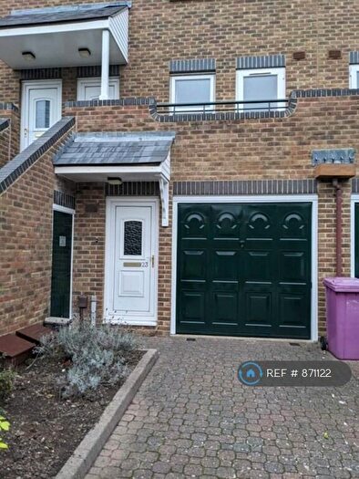 2 Bedroom Maisonette To Rent In Schooner Close, London, E14