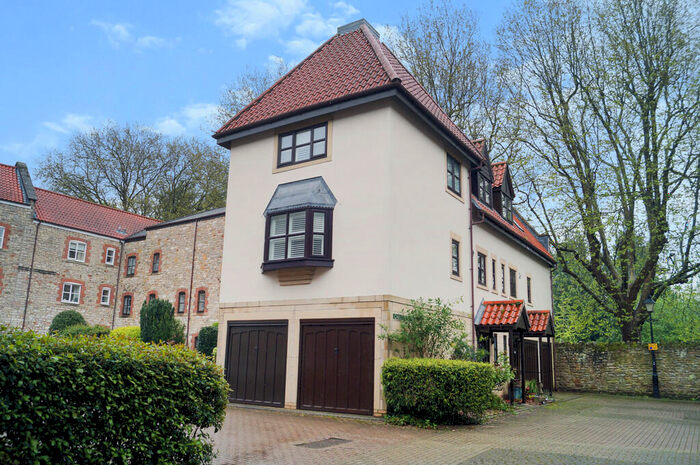 2 Bedroom Town House To Rent In Carlton Mews, Wells, BA5