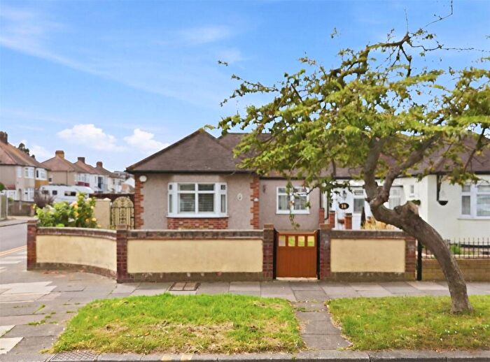 2 Bedroom Bungalow For Sale In Oaken Grange Drive, Southend-on-Sea, Essex, SS2