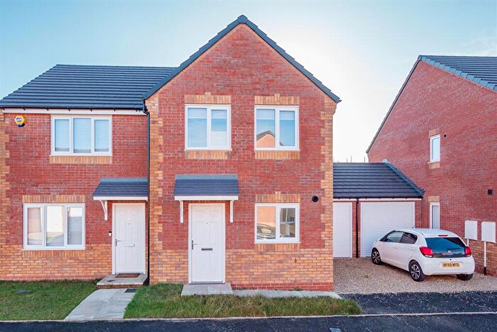 3 Bedroom Semi-Detached House To Rent In Carrwood Park, Bradford, BD4