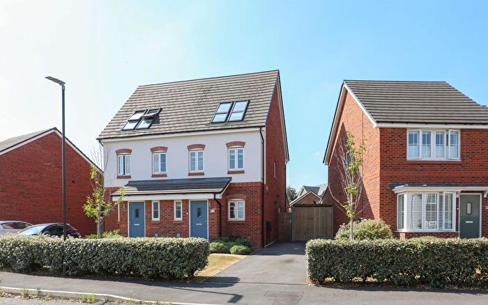 3 Bedroom Town House For Sale In Curbar Rise, Clay Cross, S45