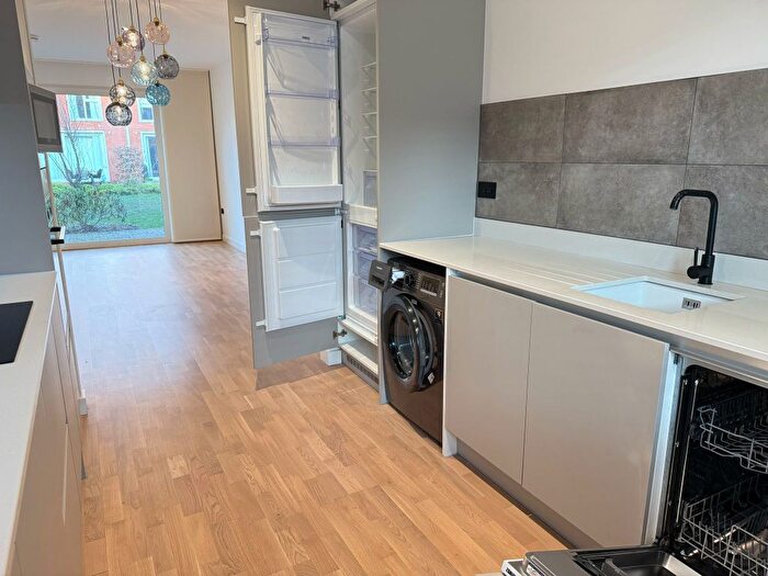 3 Bedroom Town House To Rent In South Loop Park, Birmingham, B16
