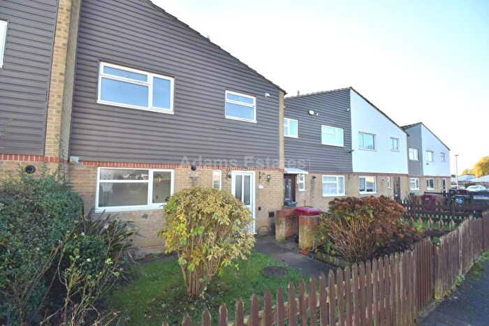 3 Bedroom Semi Detached House To Rent In Heroes Walk, Reading, RG2