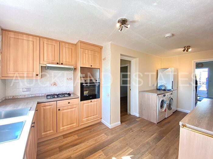 4 Bedroom Semi-detached House To Rent In Highview Gardens, Potters Bar, EN6