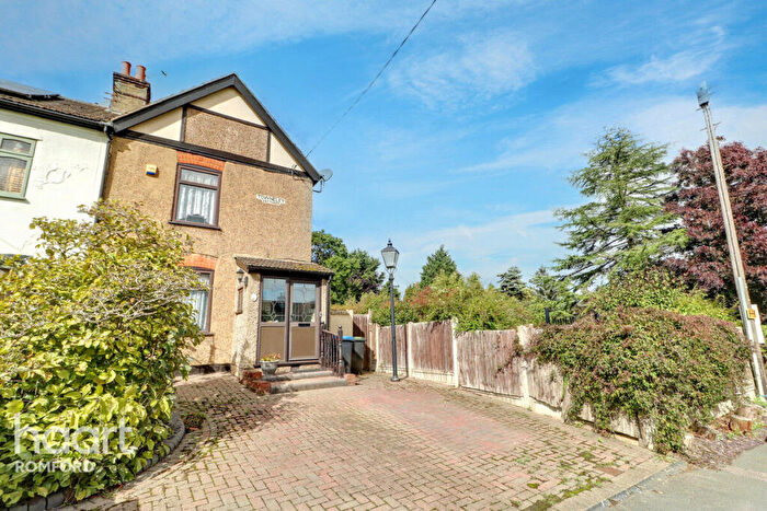 3 Bedroom End Of Terrace House For Sale In Tysea Hill, Romford, RM4