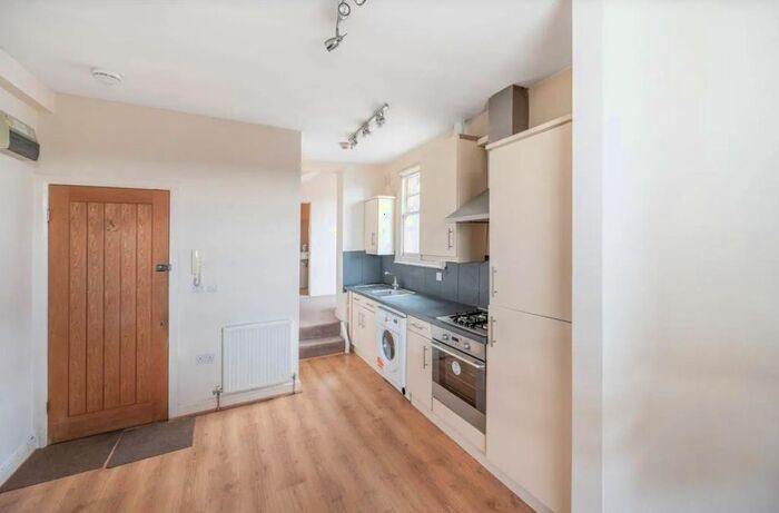 1 Bedroom Block Of Flats To Rent In Ballards Lane, London, N12