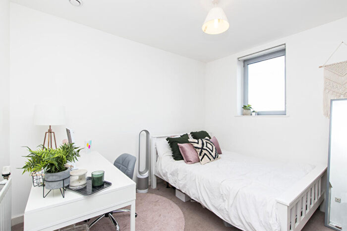 2 Bedroom Apartment To Rent In Rick Roberts Way, Stratford, London, E15