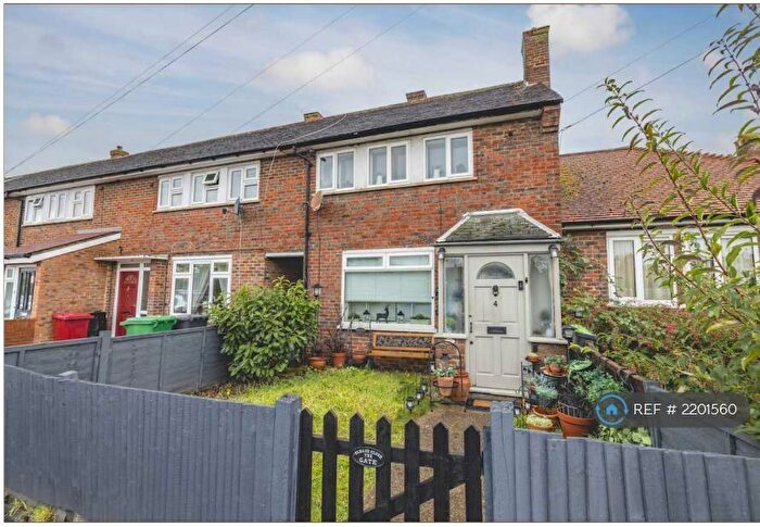 2 Bedroom End Of Terrace House To Rent In Meadow Road, Slough, SL3