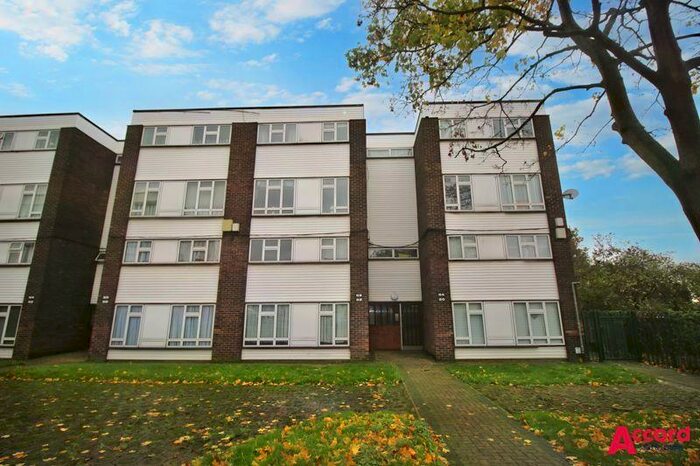 3 Bedroom Flat To Rent In Tennyson Road, Romford, RM3