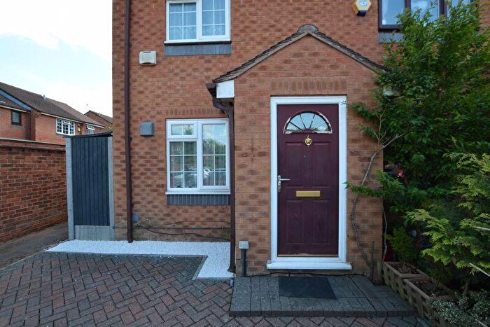 2 Bedroom Semi-Detached House To Rent In Pearl Gardens, Slough, SL1