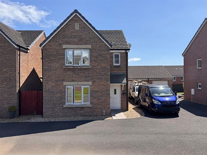 4 Bedroom Town House For Sale In Heol Y Parc, Cefneithin, Llanelli, SA14